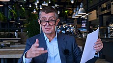 P�edseda ANO Andrej Babi� ve svém po�adu �au lidi 21. února 2022