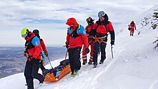 Záchrana zraněného muže po pádu ze Sněžky v Krkonoších. (24. 2. 2022)