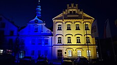 Do luto-modrých národních barev se zahalila radnice v eské Tebové.
