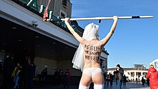 Aktivistka mla na zádech nápisy: Nev! Neboj se! Neutíkej! (22. února 2022)