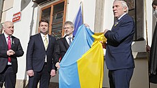 Vlajku na podporu Ukrajiny �elící ruské agresi vyv�sil Senát. P�ítomen tomu byl i ukrajinský velvyslanec v �esku Jevhen Perebyjnis.