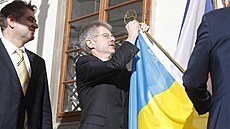 Vlajku na podporu Ukrajiny �elící ruské agresi vyv�sil Senát. P�ítomen tomu byl i ukrajinský velvyslanec v �esku Jevhen Perebyjnis.
