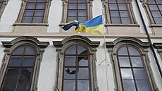 Vlajku na podporu Ukrajiny �elící ruské agresi vyv�sil Senát. P�ítomen tomu byl i ukrajinský velvyslanec v �esku Jevhen Perebyjnis.
