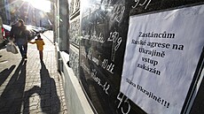 V Praze Nuslích se objevily na obchodech nápisy kritizující Ruskou invazi na...