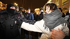 Policie v Petrohradu rozhánla protestující. Demonstrace vznikla v reakci na...