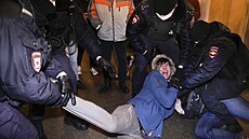 Policie v Petrohradu rozhánla protestující. Demonstrace vznikla v reakci na...