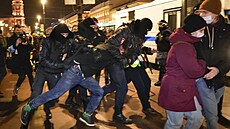 Policie v Petrohradu rozhánla protestující. Demonstrace vznikla v reakci na...
