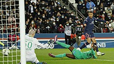 Kylian Mbappé z Paris St. Germain st�ílí gól do sít� St. Etienne v utkání...