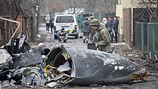 Ukrajinský voják kontroluje zbytky sesteleného letadla v Kyjev. (26. února...
