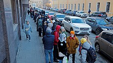 Lidé v Petrohrad stojí dlouhé fronty, aby si mohli vybrat peníze z bankomat....