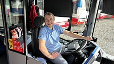 Martin Uher mlad�í za volantem a ve stejnokroji.