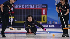 Japonka Sacuki Fujisawaová bhem curlingového finále na hrách v Pekingu.