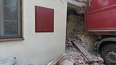 Z odtahovky se v prudkém kopci na okraje Nám�t� nad Oslavou uvolnilo ta�ené...