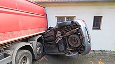 Z odtahovky se v prudkém kopci na okraje Nám�t� nad Oslavou uvolnilo ta�ené...