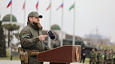 eenský lídr Ramzan Kadyrov promlouvá ke svým vojákm ped jejich zapojením do...