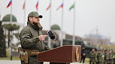 �e�enský lídr Ramzan Kadyrov promlouvá ke svým voják�m p�ed jejich zapojením do...