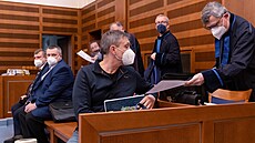 Na přední lavici sedí (zleva) obžalovaný Ivo Plšek, právní zástupce společnosti...