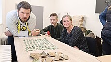 Nálezci a archeolog Samuel panihel s pokladem