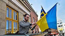 Na budov magistrátu vlaje ukrajinská vlajka (únor 2022)