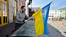 Na budov� magistrátu vlaje ukrajinská vlajka (únor 2022)