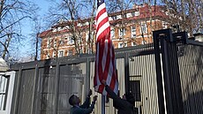 Zamstnanci americké ambasády v Minsku stahují vlajku ped budovou. (28. února...