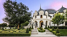 D�m v Calabasas vypadá jako malý francouzský záme�ek, a to v�etn� pe�liv�...