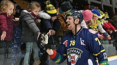 Ústecký hokejista Tomáš Urban slaví gól s malyými fanoušky.