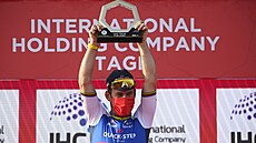 Mark Cavendish slaví triumf v druhé etap závodu Kolem Spojených arabských...