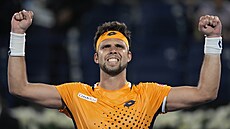 Ji�í Veselý se raduje z vít�zství nad Novakem Djokovi�em a postupu do...