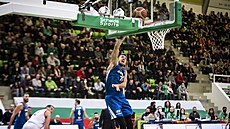 eský basketbalista Tomá Kyzlink zakonuje na bulharský ko.