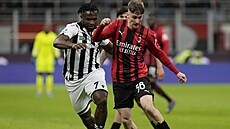 Alexis Saelemaekers (vpravo) z AC Milán v souboji s Isaacem Successem z Udine.