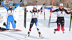 Biatlonistka Tereza Voborníková (uprosted) se raduje ze zlaté medaile ve...