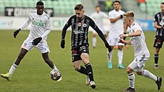 Zleva Rafiu Durosinmi z Karviné, Matej Mr�i� z �eských Bud�jovi a Filip Zorvan...