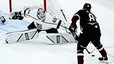 Anton Stralman (86) z Arizona Coyotes st�ílí na bránu Los Angeles Kings, kterou...