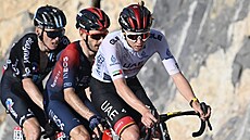 Tadej Poga�ar (vpravo) a Adam Yates (uprost�ed) b�hem závodu Kolem SAE
