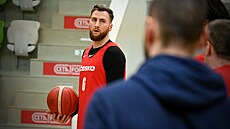 Martin Kí na tréninku eských basketbalist v Botevgradu