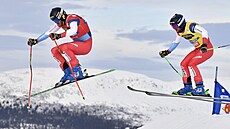 Švýcarští skikrosaři Alex Fiva (vlevo) a Marc Bischofberger během závodu ve...