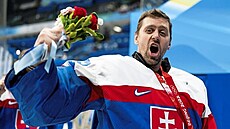 Slovenský gólman Branislav Konrád slaví olympijský bronz.