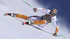 Petra Vlhová na trati sjezdu v Crans Montan