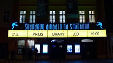 Ukrajinské barvy na budově Švandova divadla, scéna právě hrála novinku o otravě...