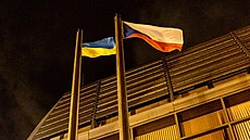 Ukrajinské vlajky poblí praského Národního divadla (21. února 2022)