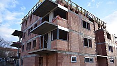 V Dobruce drustevníci staví 52 byt ve tyech domech. (leden 2022)