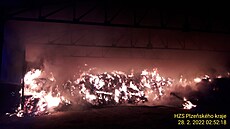 Na Plze�sku ho�el zem�d�lský objekt se senem a slámou. Hasi�i v n�m na�li...