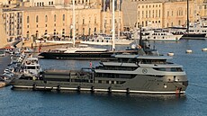 Luxusní jachta Ragnar v přístavu na Maltě.