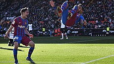 Pierre-Emerick Aubameyang oslavuje saltem sv�j první gól za Barcelonu.