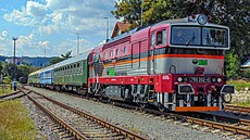 Zvláštní rychlík Kladenské dopravní a strojní ve stanici Javorník ve Slezsku