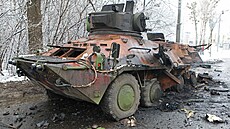Pohled na zničený obrněný transportér u silnice v Charkově na Ukrajině. (26....