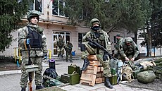 Vojáci proruské domobrany ped velitelstvím územní obrany ve Stanycji v...