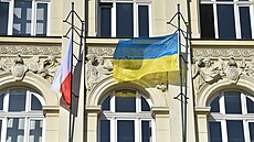 Jihomoravský kraj vyv�sil 23. února na budov� krajského ú�adu v Brn� vlajku...