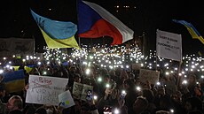 Protest proti invazi na Ukrajinu se odehrával i u ruské ambasády v Buben�i....